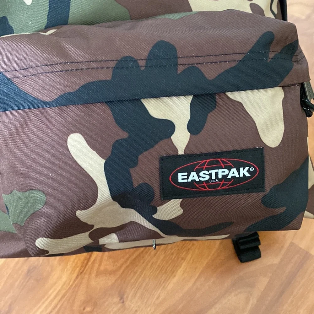 Eastpak Camo Padded Travell’r Backpack - Picture 4 of 11